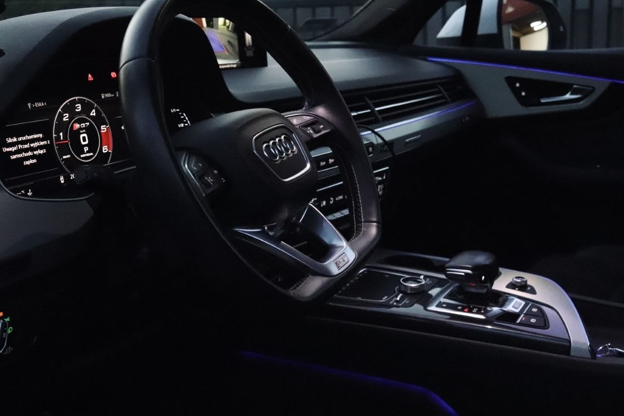 Wnętrze Audi, pokazujące efekt usługi detailingu wnętrza