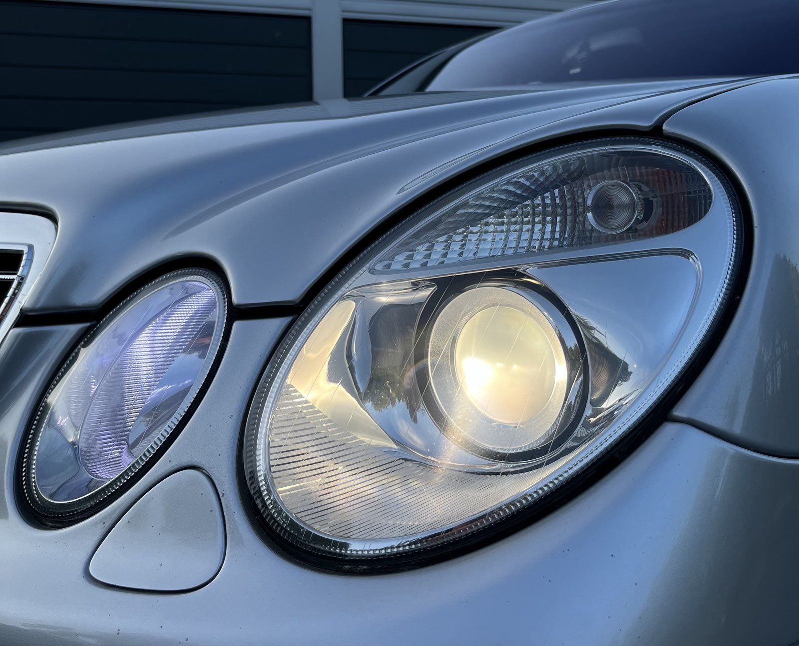 Przybliżenie na klosz lapmy, pokazujące efekt usługi regeneracji kloszy lamp