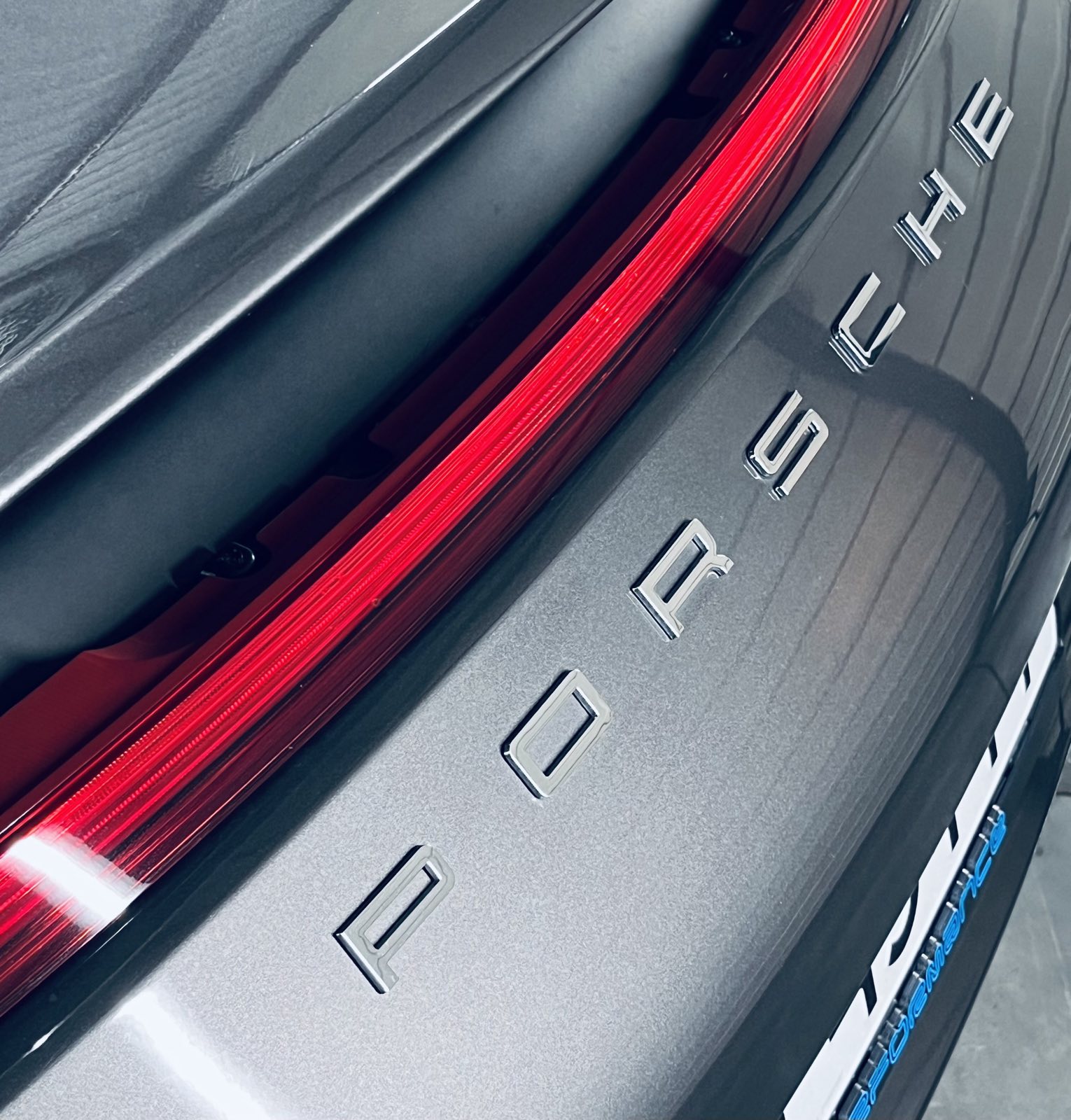 Przybliżenie na tył Porche, pokazujące efekt usługi ochrony lakieru specjalną powłoką