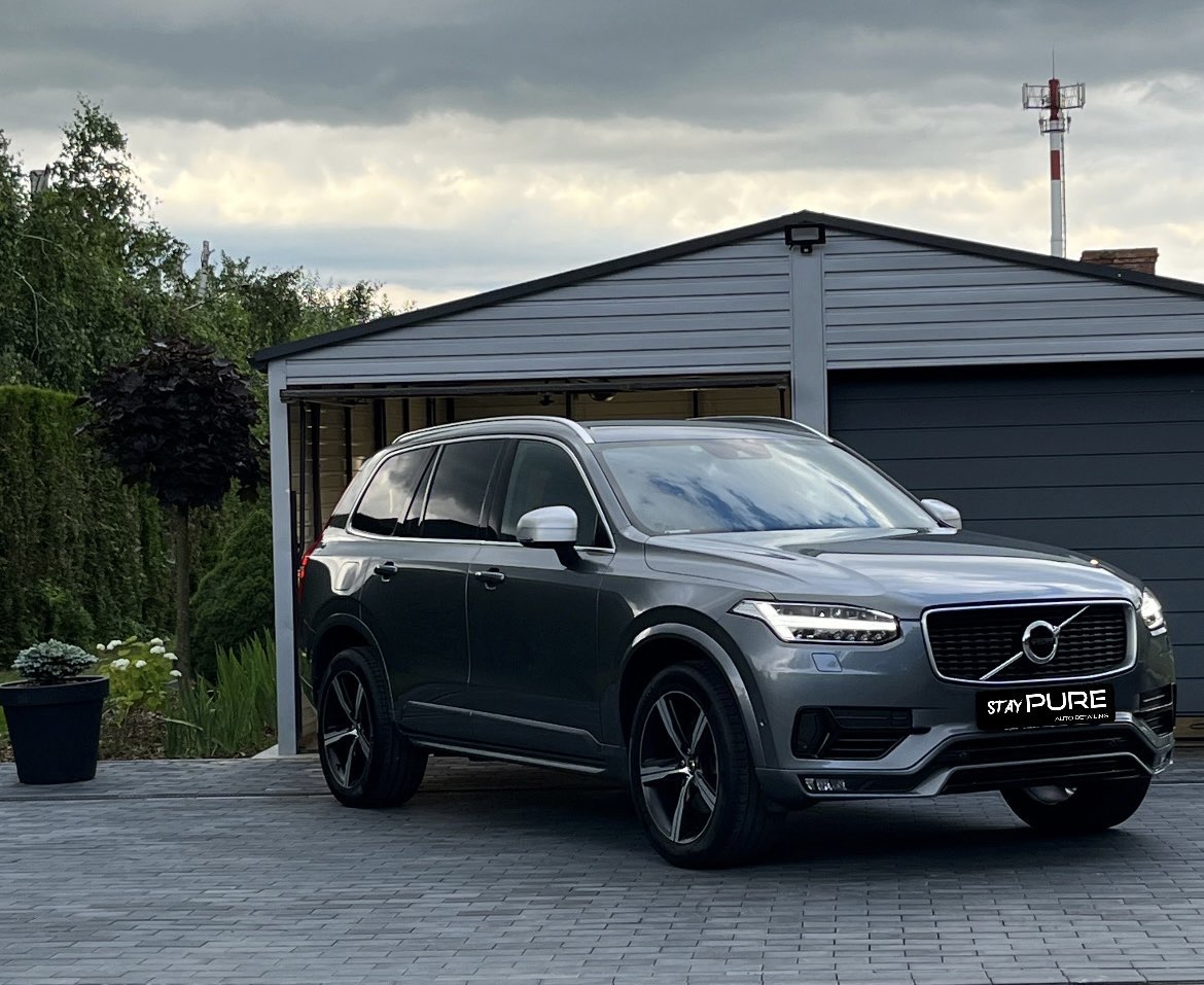 Srebrne Volvo stojące na dworze, pokazujące efekt usługi polerowania lakieru