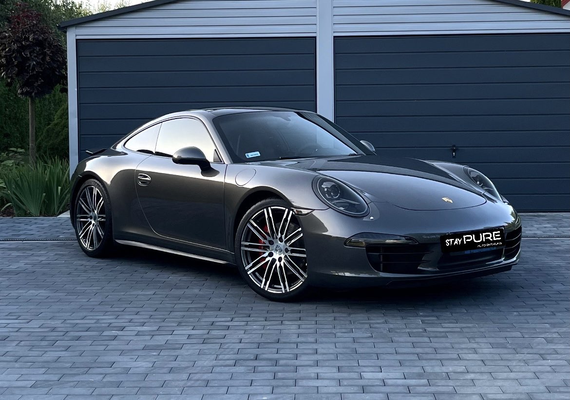 Ciemno-srebrne Porche stojące na dworze, pokazujące efekt usług detailingu zewnętrza samochodu
